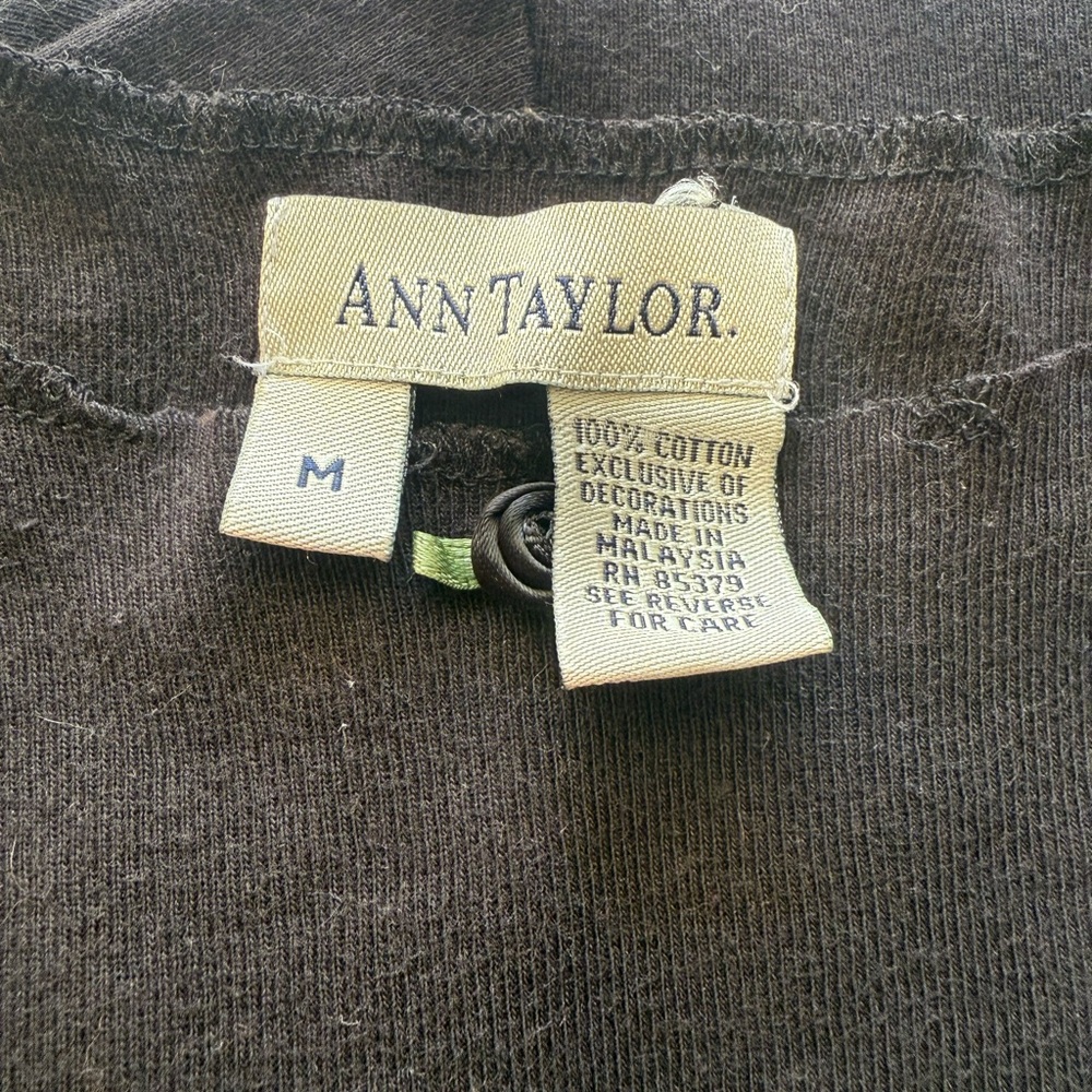 Vintage Ann Taylor Black Short Sleeve Top With Cute Little Rose 🌹 Embellishment - Picture 7 of 9
